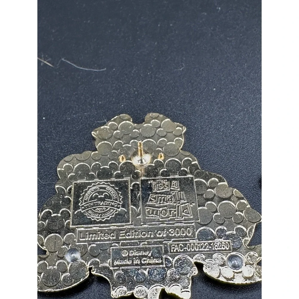 Limited Edition 3000 NWT It's a Small World Disney pin 2018 Peace on Earth DLR